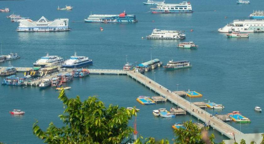 Oyo 75327 Diyana Residence Pattaya Buitenkant foto