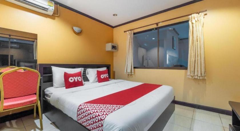 Oyo 75327 Diyana Residence Pattaya Buitenkant foto