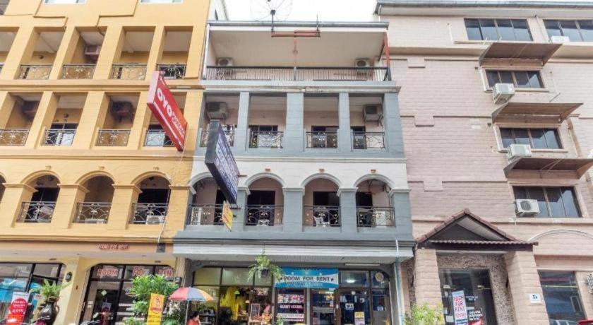Oyo 75327 Diyana Residence Pattaya Buitenkant foto