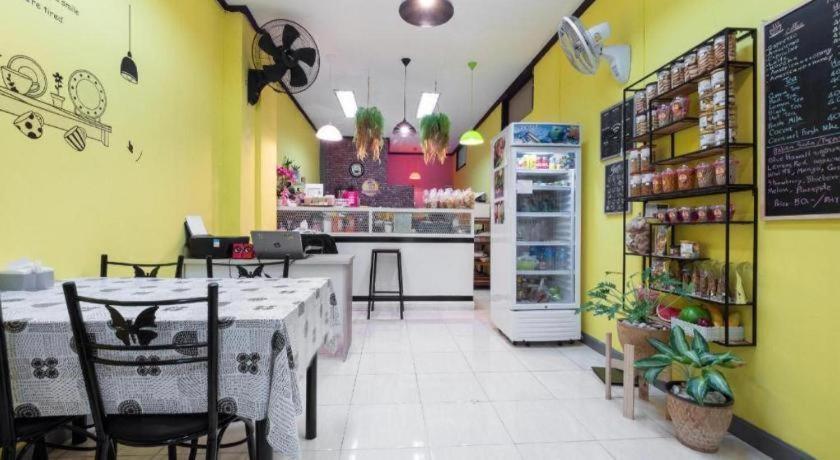 Oyo 75327 Diyana Residence Pattaya Buitenkant foto