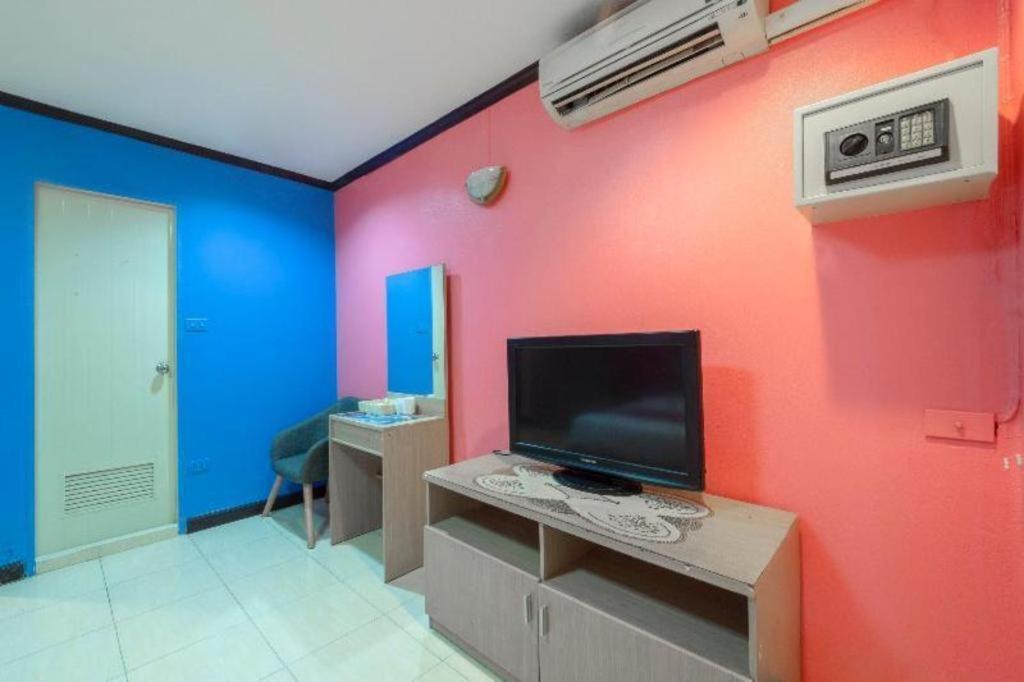 Oyo 75327 Diyana Residence Pattaya Buitenkant foto