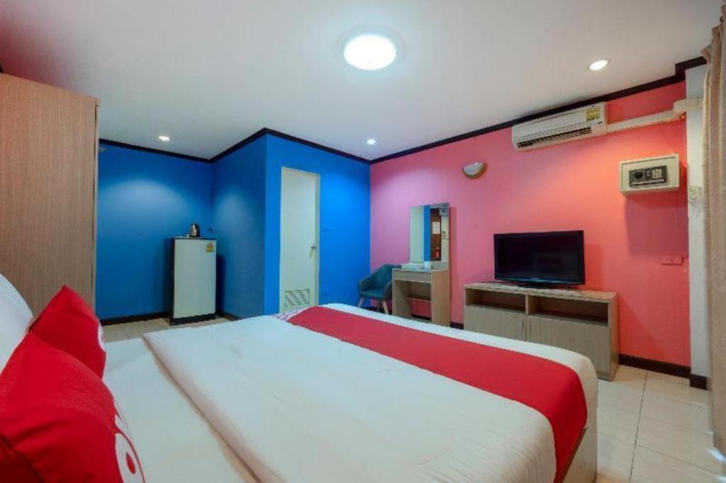 Oyo 75327 Diyana Residence Pattaya Buitenkant foto