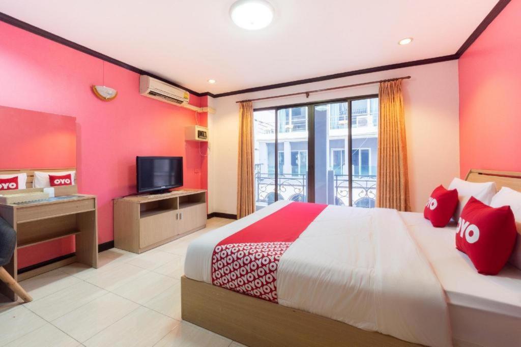 Oyo 75327 Diyana Residence Pattaya Buitenkant foto