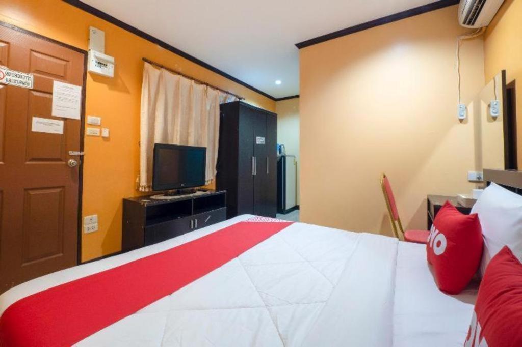 Oyo 75327 Diyana Residence Pattaya Buitenkant foto